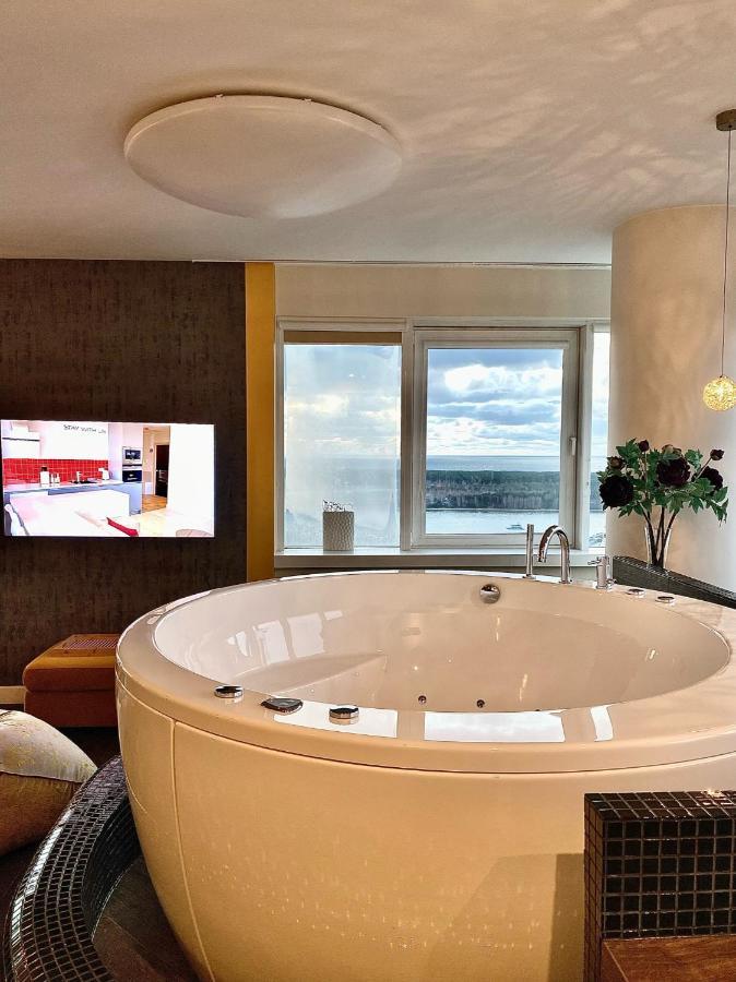 Апартаменти Sky Flat Jacuzzi 27 Floor Клайпеда Екстер'єр фото